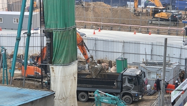 수원시 인계동 오피스텔 건축현장 비산먼지 논란…관리감독 도마