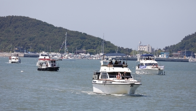 승선체험 3만명… 화성 뱃놀이축제, 바다 위 판 키웠다