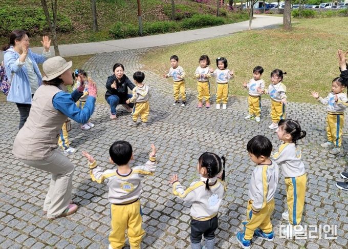 화성시, 올해부터 만2세 유아까지 유아숲 프로그램 확대 운영