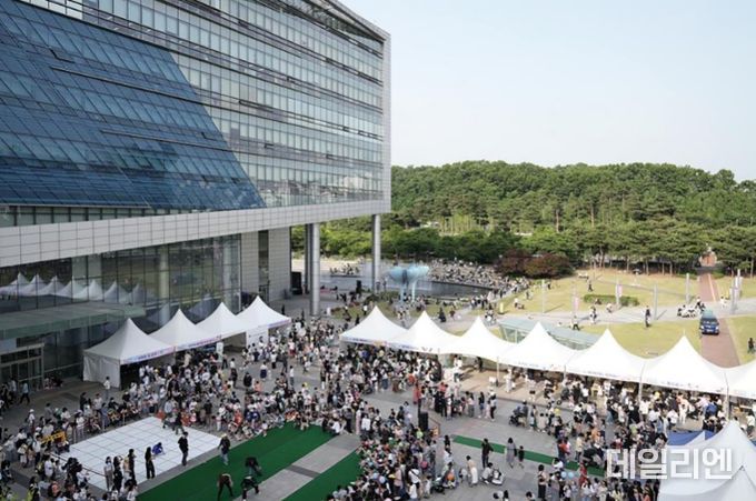 지난해 어린이날을 기념해 성남시청 광장에서 진행한 ‘가족이 함께하는 달빛산책’ 행사 전경
