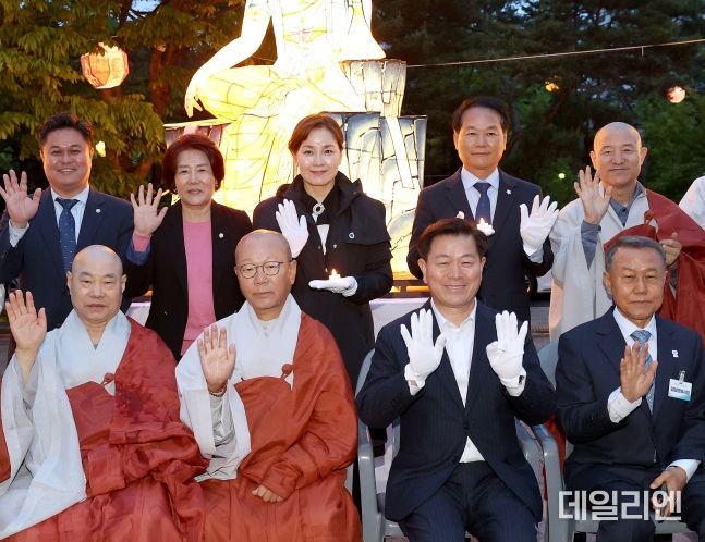 광명전통문화연구회가 주관하는 2024 광명 등문화축제가 지난 7일 광명시민체육관 대리석 광장에서 성황리에 개최됐다.