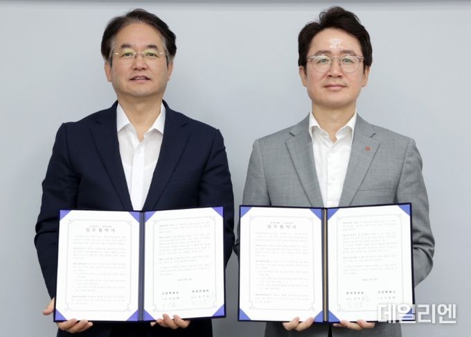 고양특례시-롯데면세점 업무협약 체결_이동환 고양특례시장(좌), 롯데면세점 김주남 대표(우)