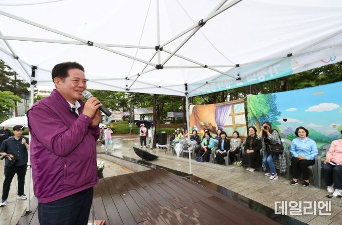 최대호 안양시장이 지난 11일 삼덕공원에서 열린 가족사랑 자연사랑 행복놀이터에서 시민들께 인사말을 하고 있다