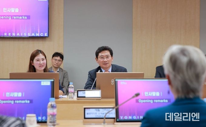 이상일 용인특례시장이 23일 미국 플로리다주 오세올라 카운티 대표단과 간담회에서 인사말을 하고 있다