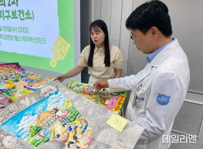경기도 아토피?천식 교육정보센터 관계자들이 출품작을 심사하고 있다
