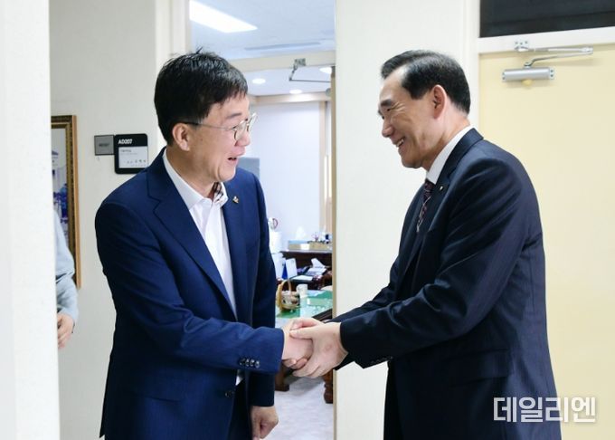 안산시, 지역-대학 상생 모델 이끈다… 동반성장 지원책 모색(지의상 신안산대 총장과 인사)