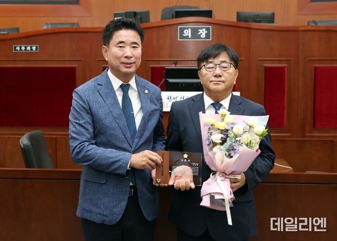 제285회 오산시의회 제1차정례회 명예의장으로 허남윤 오산대학교 총장 위촉