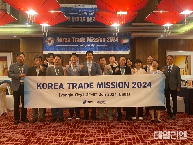 용인특례시 해외시장 시장개척단이 지난 4일 아랍에미리트 두바이에서 상담회 후 기념촬영을 하고 있다