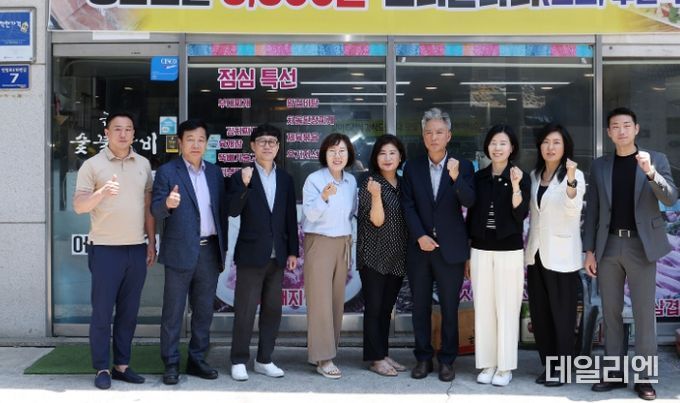 군포시의회 의원들이 지난 14일 ‘군포시 착한가격업소’ 이용 활성화에 앞장서기 위해 금정동 소재 금정숯불갈비를 방문했다.