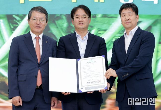 일산열무 지리적표시등록증을 들고 기념포즈를 취하고 있는 이동환 고양특례시장