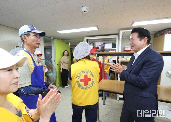 최대호 안양시장, 대한적십자사 ‘사랑의 여름김치 나눔행사’ 격려