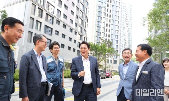 최대호 안양시장을 비롯한 관계 공무원 등이 19일 오후 비산동 비산초교 주변지구 내 청년임대주택을 방문해 시설물을 점검했다