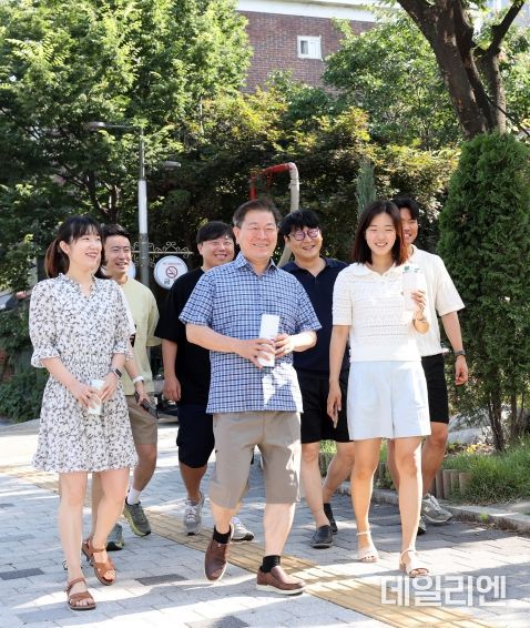 박승원 광명시장과 직원들이 21일 오전 반바지 차림으로 출근하고 있다