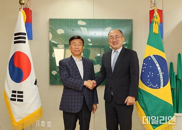신상진 성남시장이 20일(현지시간) 브라질 상파울루 대한민국 총영사관에서 황인상 상파울루 한국 총영사와 기념사진을 찍고 있다