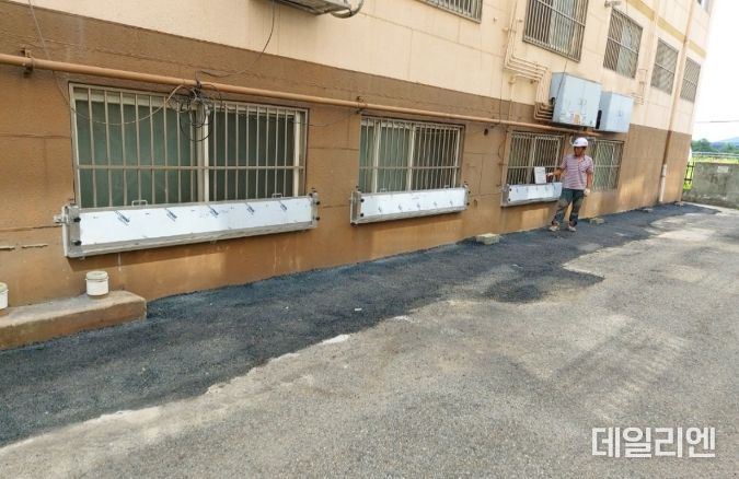 용인특례시가 집중호우 대비 반지하 주택에 차수판을 설치했다