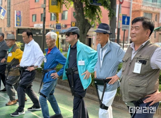 용인특례시가 진행 중인 '슬기로운 new 실버생활' 교육에 참여한 어르신들의 모습