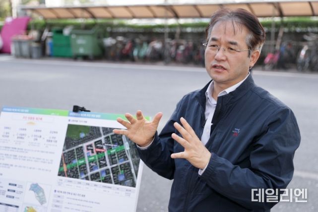 핵심공약정책 현장점검 당시 일산 노후아파트 단지를 방문한 이동환 고양특례시장