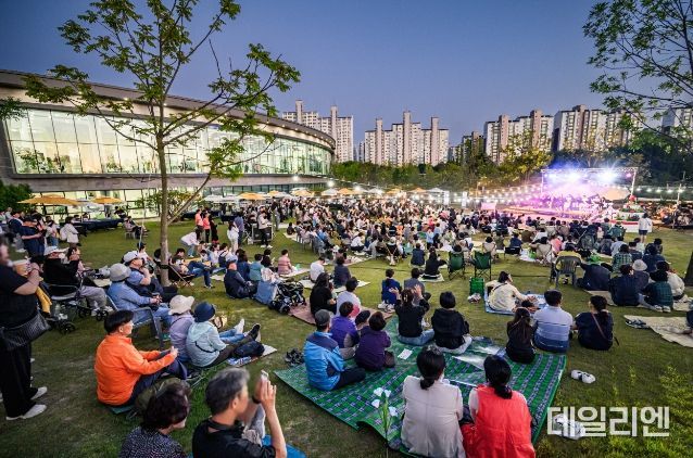 수원시민들이 지난 5월 28일 수원 일월수목원 잔디광장에서 개관 1주년 기념으로 개최된 ‘별 헤는 가든 음악회’를 즐기고 있다.