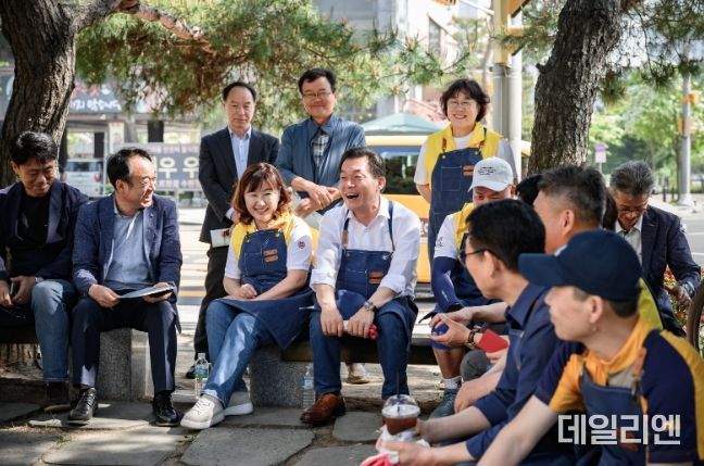 지난 5월 초 이재준 수원시장과 ㈔한국여성지도자연합 수원시지회 회원 등 관계자들이 권선구 호매실동에 손바닥정원을 조성한 뒤 이야기를 나누고 있다.