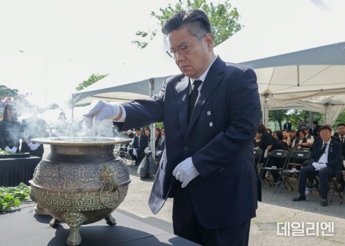 제74주년 6․25전쟁 기념식에서 순국선열에게 분향하는 박원석 제1부시장
