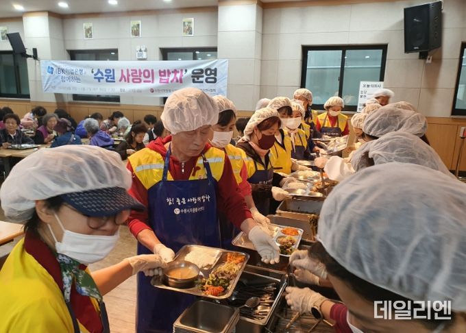 수원시자원봉사센터와 봉사단이 올해 상반기 권선구 고색동성당에서 취약계층 어르신을 대상으로 펼치고 있는 ‘사랑의 밥차’의 활동 모습.