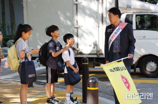 하은호 군포시장 취임 2주년 초등학교 등굣길 교통봉사