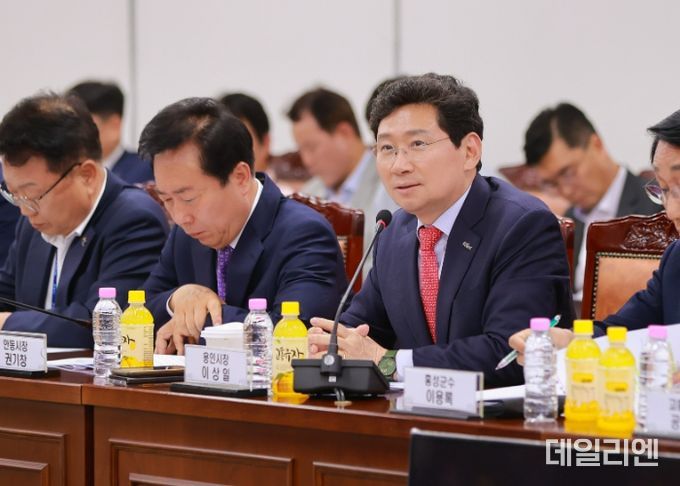 이상일 용인특례시장이 5월 22일 국토교통부 세종청사 대회의실에서 열린 '제6차 국가산단 범정부 추진지원단 회의'에서 용인특례시의 의견을 말하고 있다.