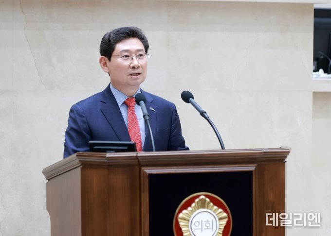 이상일 용인특례시장이 27일 제283회 용인시의회 3차 본회의에서 시정답변을 하고 있다