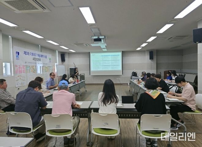 수원시가 제3차 수원시 기후위기 적응 대책(안) 시민 설명회를 열고 있다.