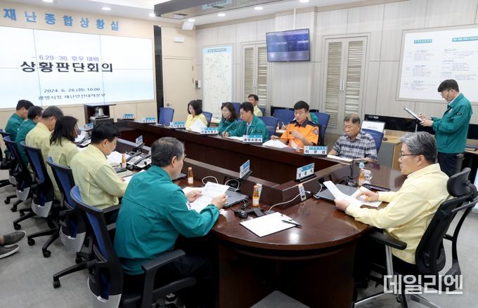 광명시는 장마전선이 북상하면서 본격적인 장마가 예상됨에 따라 28일 오전 재난상황실에서 정순욱 부시장 주재로 호우 대책 회의를 개최했다