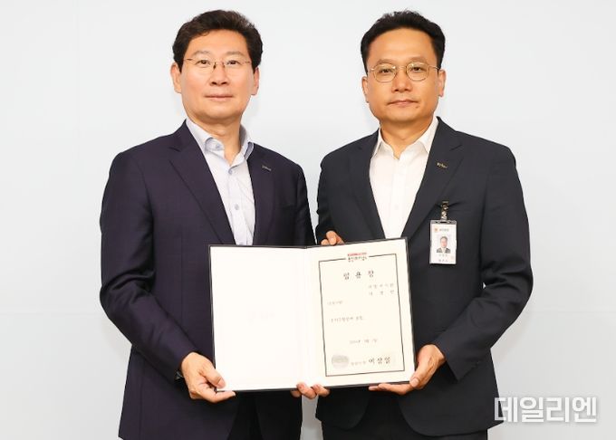 이상일 용인특례시장은 1일 이영민 제22대 수지구청장에게 임용장을 수여했다.