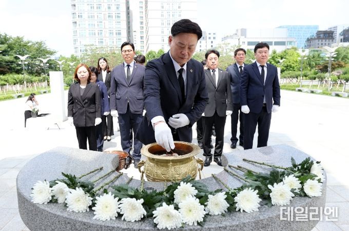 제11대 후반기 경기도의회 더불어민주당 대표단 현충탑 참배