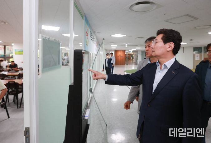 지난 1일 미르스타디움에 개장한 '미르 포레스트 레스토랑'을 방문해 직원들과 점심식사를 함께한 이상일 용인특례시장