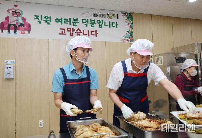 직원들에게 배식하고 있는 하은호 군포시장
