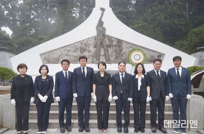 용인특례시의회, 현충탑 참배하며 제9대 후반기 활동 시작