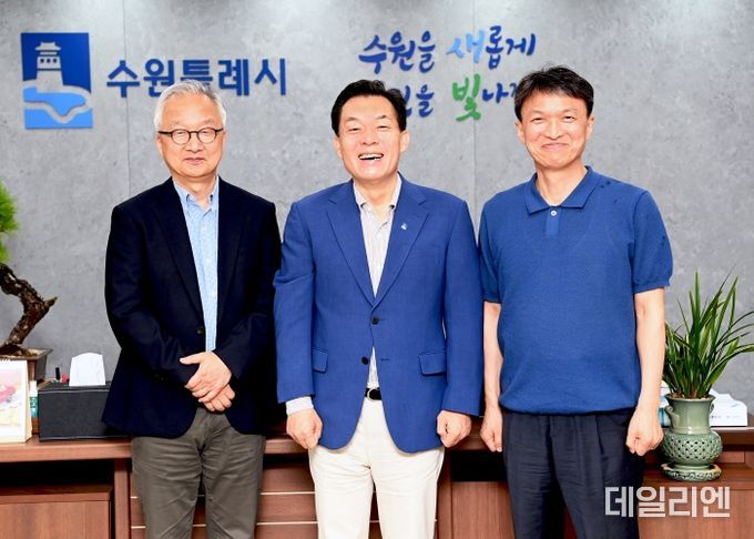 이재준 수원시장(가운데), 루크 리 하버드대 의과대학 교수(왼쪽), 조규진 성균관대 생명물리학과 교수가 간담회 후 함께하고 있다.