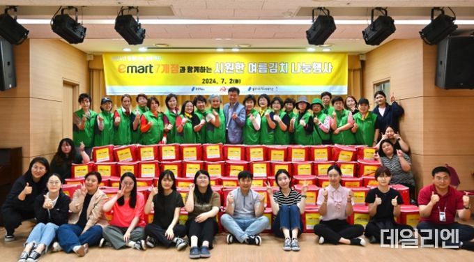 김치와 보양식을 대상가구에 전달한 용인시수지복지관의 수지무한돌봄네트워크팀