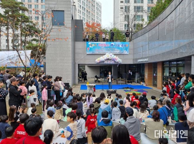 지난해 용인특례시의 층간소음 없는 이웃사이 만들기 사업에 참여한 힐스테이트서천 입주민들이 정나눔 축제를 즐기고 있다)