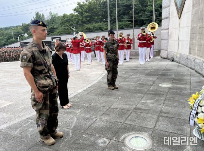 프랑스 생시르육군사관학교 생도들이 프랑스군 참전 기념비를 참배하고 있다.