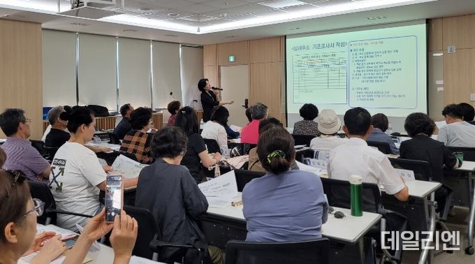 수원시가 통장을 대상으로 상세주소 기초조사 방법을 교육하고 있다.