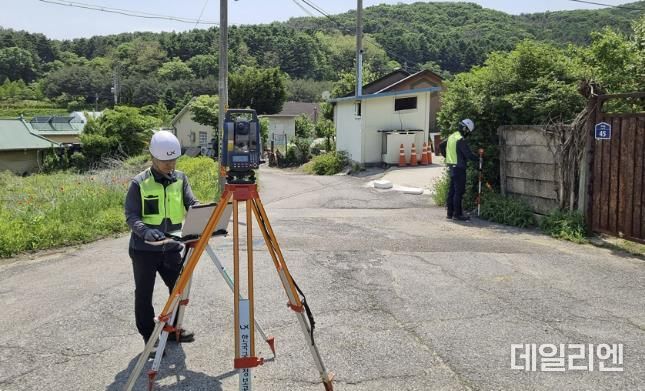 한국국토정보공사 관계자가 지적재조사 측량을 수행하고 있다