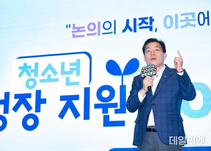 이재준 수원시장이 축사를 하고 있다.