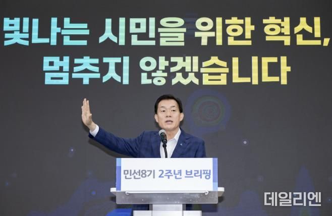 이재준 수원시장이 민선 8기 2주년 브리핑을 하고 있다