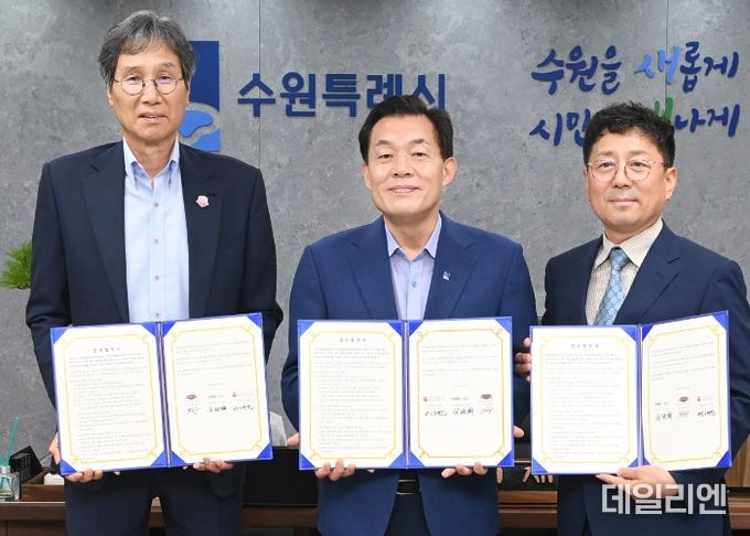 수원경실련과 수원FC, 수원시자원봉사센터가 수원새벽빛야학을 돕기 위한 업무협약을 체결했다. 왼쪽부터 최순호 수원FC 단장, 이재준(수원시장) 수원시자원봉사센터 이사장, 김상연 수원경실련 공동대표 등 순이다.