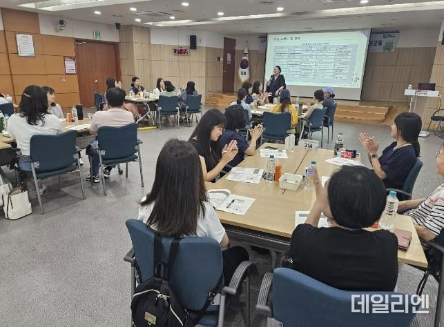 용인특례시는 11일 시청 비전홀에서 ‘경력형성형 공공일자리’ 참여 근로자를 대상으로 ‘맞춤형 취업역량 강화 교육’을 했다.