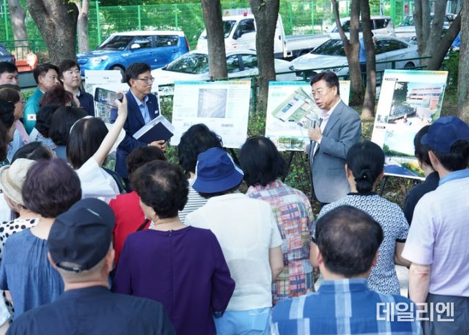 신상진 성남시장이 12알 구미동 옛 하수종말처리장을 방문해 주민들 상대로 즉석 간담회를 열고 있다.