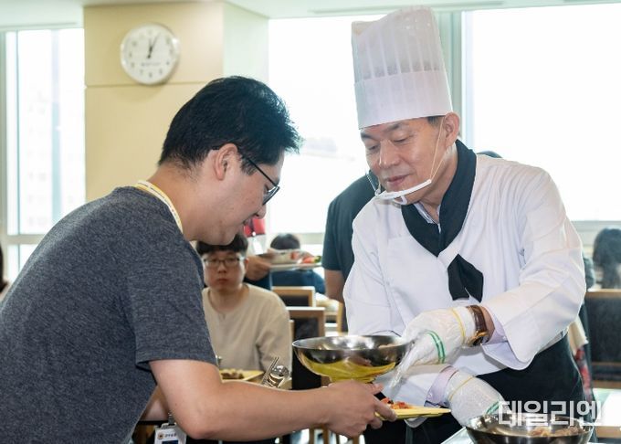 이재준 수원시장이 직원들에게 삼계탕을 배식하고 있다.