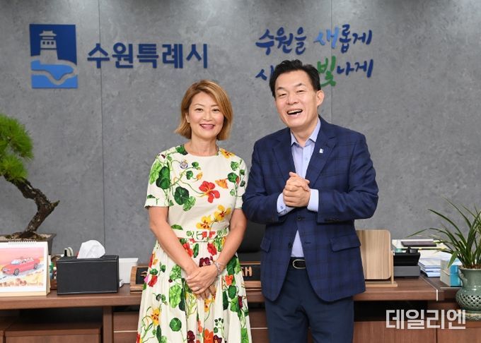 이재준 수원시장(오른쪽)과 엘렌 박 의원이 기념촬영을 하고 있다.