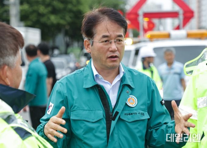 덕이동 도로 피해현장을 점검하고 있는 이동환 고양특례시장