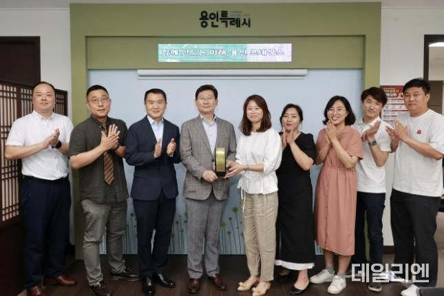 이상일 용인특례시장은 17일 처인구 고림진덕지구 입주 예정자들에게 감사패를 받았다.